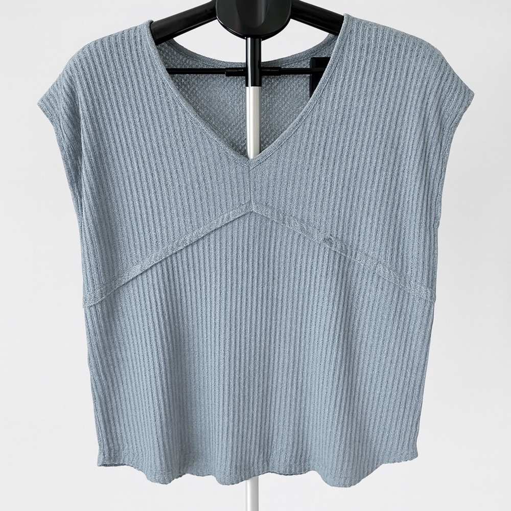 Altar’d State Waffle Knit V-Neck Top Size Medium Blue Gray Short Sleeve Crop